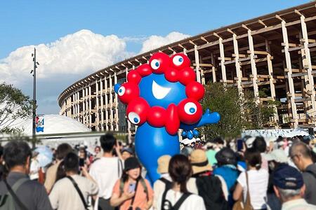 　『大阪・関西万博』での様子、ミャクミャク像は相変わらずの人気（１０月７日・１１時頃／Ｌｍａｇａ.ｊｐ撮影）