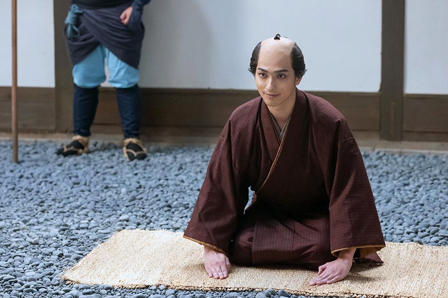 　『べらぼう～蔦重栄華乃夢噺～』第３９回より。絶版命令が下り、裁きを受ける重三郎（横浜流星）©ＮＨＫ