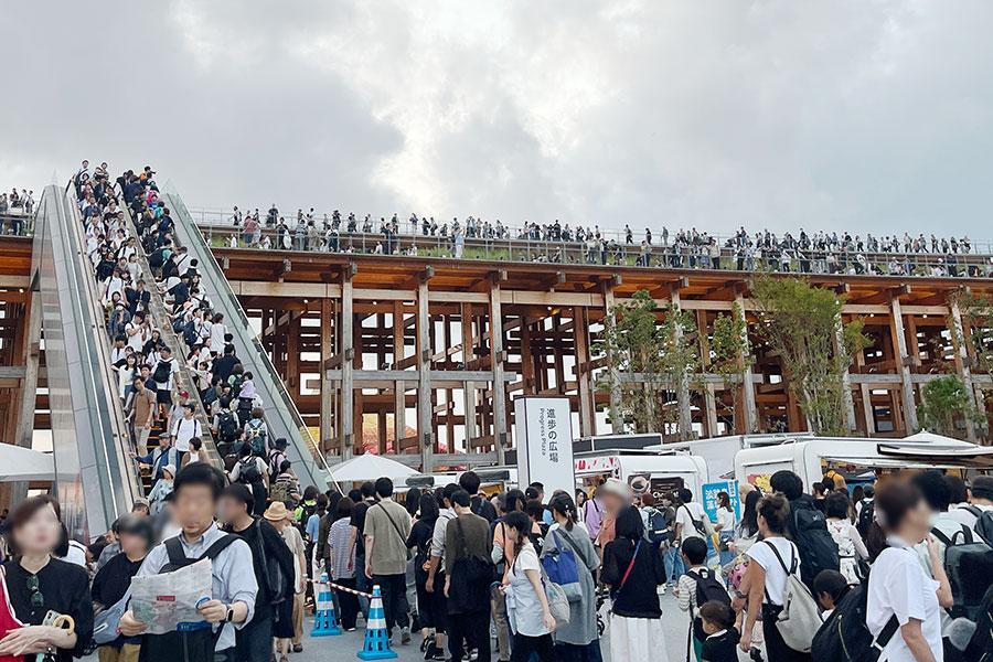 　『大阪・関西万博』混雑する大屋根リング（Ｌｍａｇａ.ｊｐ撮影）