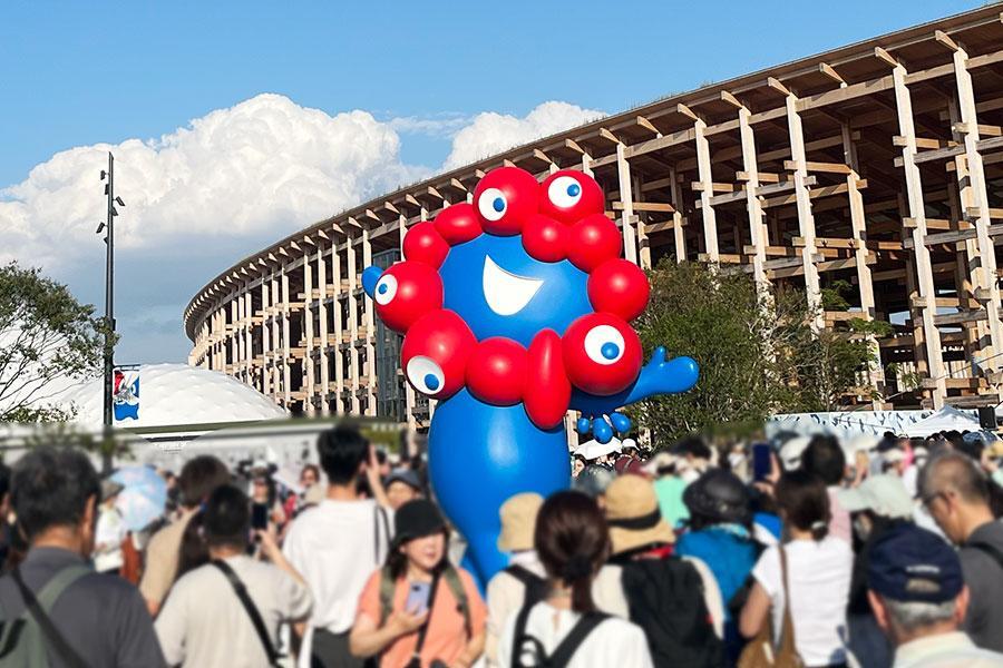 　『大阪・関西万博』での様子、ミャクミャク像は相変わらずの人気（１０月７日・１１時頃／Ｌｍａｇａ.ｊｐ撮影）