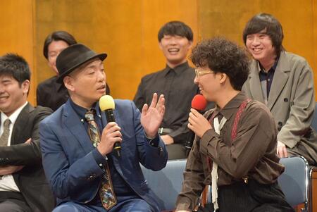 マイスイートメモリーズ。結成は１０年未満なものの芸歴はベテランということで「どこが新人やねん！」という周囲からのツッコミも（大阪市内・１０月９日）