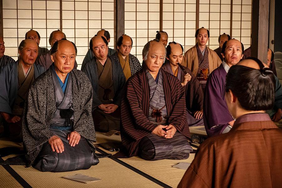 『べらぼう～蔦重栄華乃夢噺～』第３８回より。鶴屋と重三郎に集められた、地本問屋や戯作者たち。写真左から、地本問屋・西村屋（西村まさ彦）、鱗形屋（片岡愛之助）（Ｃ）ＮＨＫ