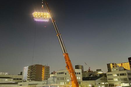 　クレーンで吊り下げられ、地上約４０ｍ地点で食事を楽しむ「Ｄｉｎｎｅｒ ｉｎ ｔｈｅ Ｓｋｙ ＯＳＡＫＡ」