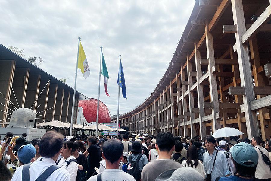 　閉幕間際の１０月１０日、大屋根リング付近は大混雑（Ｌｍａｇａ.ｊｐ撮影）