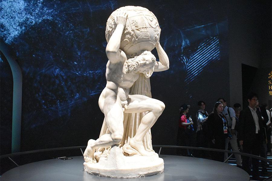 　大阪市立美術館で継続展示が決まった「ファルネーゼのアトラス」（１０月１０日 Ｌｍａｇａ.ｊｐ撮影）