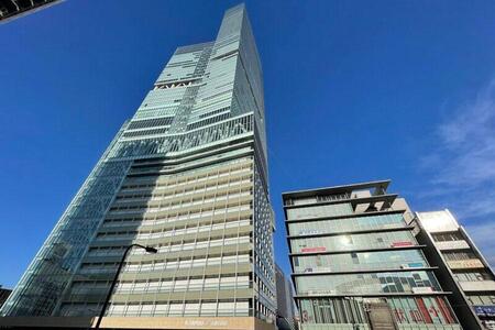 　左が「あべのハルカス近鉄本店」外観