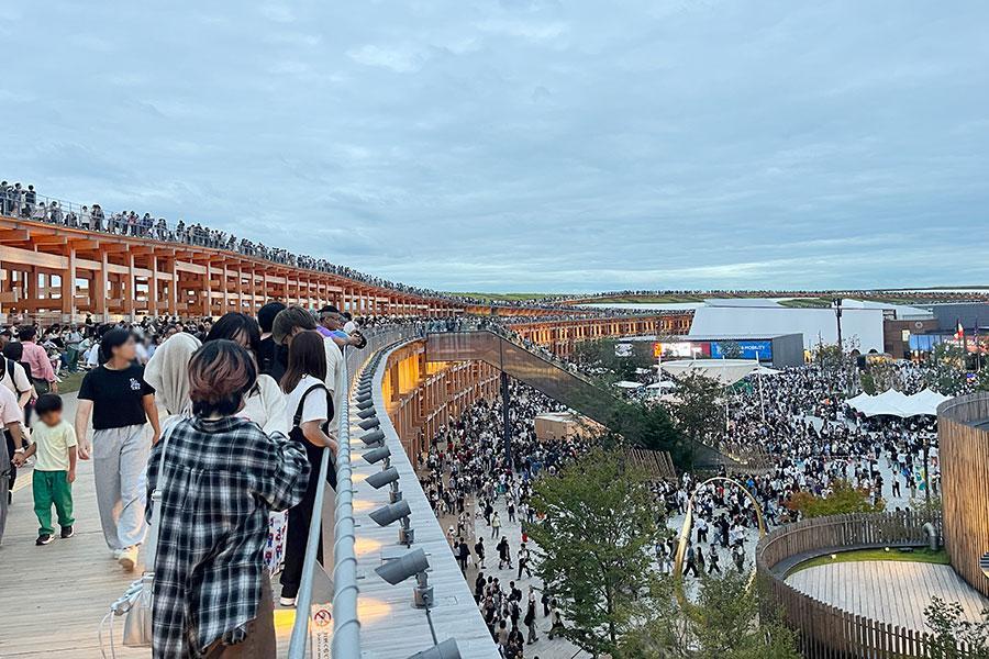 　『大阪・関西万博』花火の打ち上げを待つ人々（１０月１１日・１８時半／Ｌｍａｇａ.ｊｐ撮影）