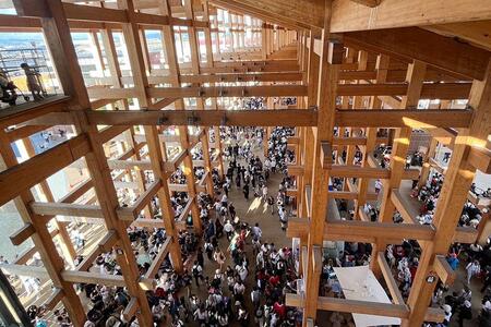 　『大阪・関西万博』大屋根リングを歩いたり休む人々（１０月１３日・Ｌｍａｇａ.ｊｐ撮影）