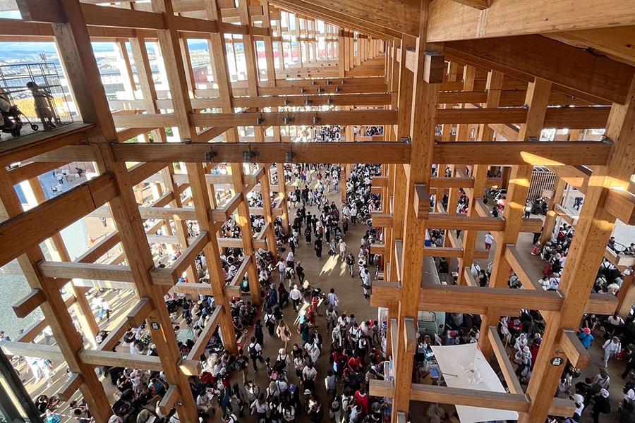 　『大阪・関西万博』大屋根リングを歩いたり休む人々（１０月１３日・Ｌｍａｇａ.ｊｐ撮影）