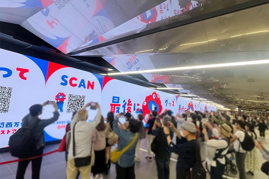 　１０月１３日の夢洲駅。多くの人がカメラを構えて…（昼１２時頃 Ｌｍａｇａ.ｊｐ撮影）