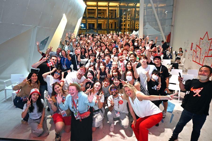 　カナダ館「タイタニック」で盛り上がった来場者とスタッフで記念撮影