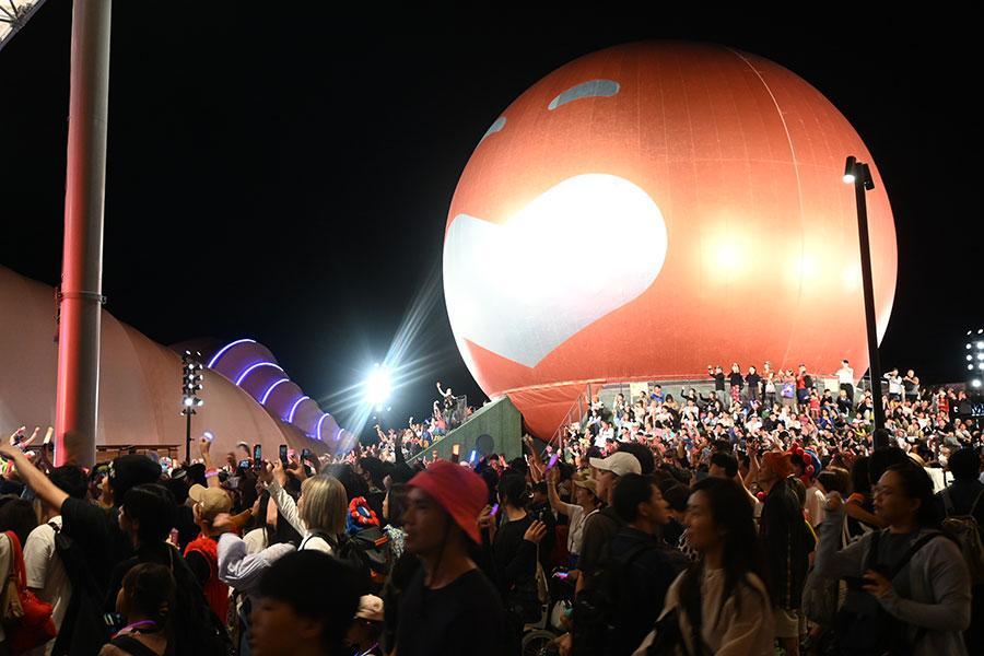 　「盆踊りのアシタ」のフィナーレ、これまでで最も観客でいっぱいになった会場の様子（１０月１３日／大阪・関西万博）