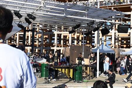 ポップアップステージ東内のルーマニア打楽器演奏の様子（１０月１３日 大阪・関西万博／Ｌｍａｇａ.ｊｐ撮影）