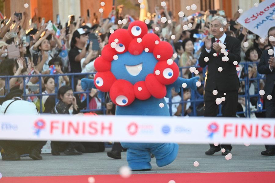 　ゴールテープに向かって走るミャクミャク（１０月１３日・１６時５０分頃 Ｌｍａｇａ.ｊｐ撮影）