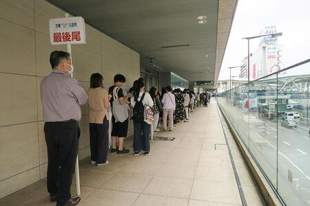 　「２０２５大阪・関西万博 オフィシャルストア あべのハルカス店」オープンを待つ人々（１０月１６日・９時３０分／Ｌｍａｇａ.ｊｐ撮影）