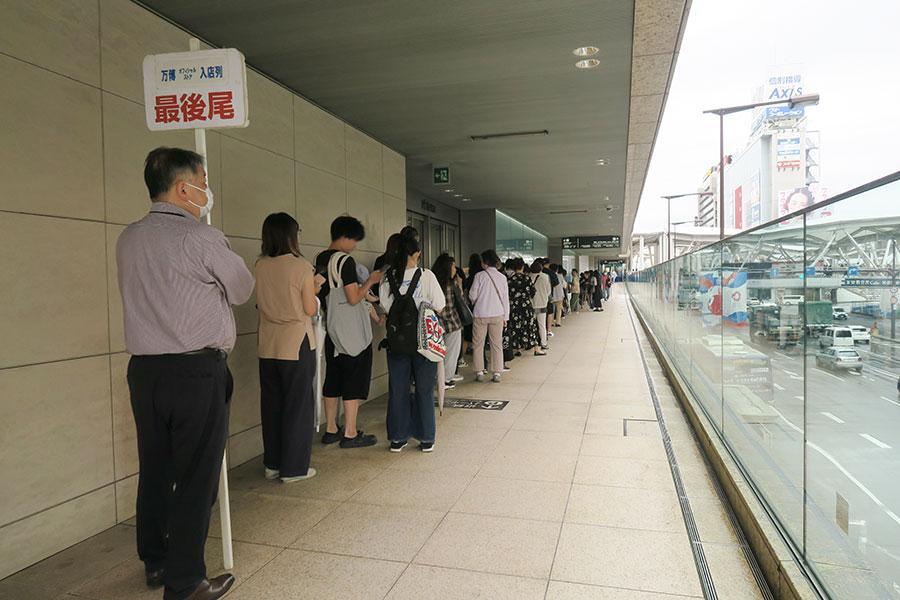 　「２０２５大阪・関西万博 オフィシャルストア あべのハルカス店」オープンを待つ人々（１０月１６日・９時３０分／Ｌｍａｇａ.ｊｐ撮影）