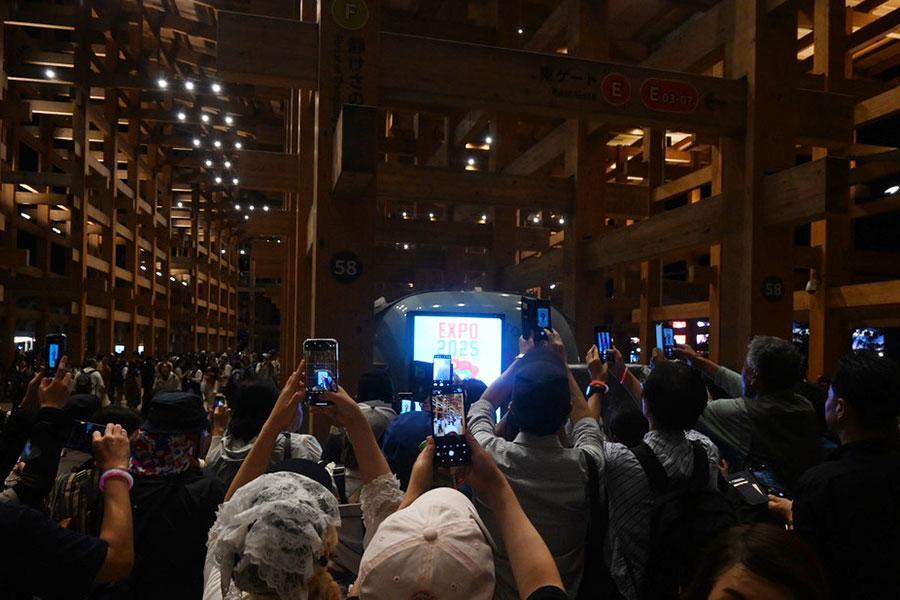 　『大阪・関西万博』最終日の１３日、人だかりのその先には…
