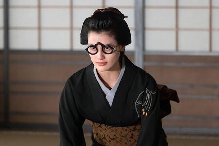 　『べらぼう～蔦重栄華乃夢噺～』第３９回より。儒官・柴野栗山に重三郎の減刑を頼む妻・てい（橋本愛）©ＮＨＫ