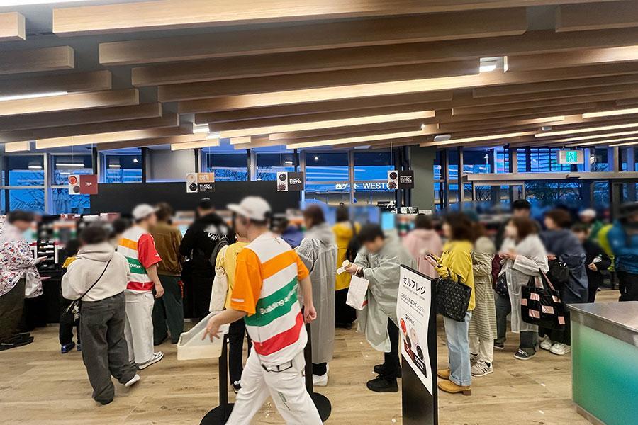 　『大阪・関西万博』開幕初日の「セブン‐イレブン 西ゲート店」の様子（４月１３日・大阪市内）