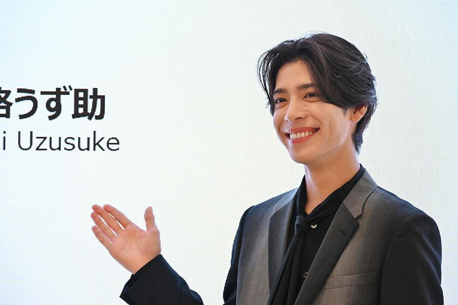 　「うずしおビジョン」の除幕式に登壇したｔｉｍｅｌｅｓｚ・松島聡（１０月１６日・道の駅うずしお）