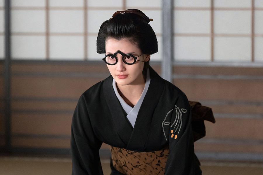 　『べらぼう～蔦重栄華乃夢噺～』第３９回より。儒官・柴野栗山に重三郎の減刑を頼む妻・てい（橋本愛）©ＮＨＫ