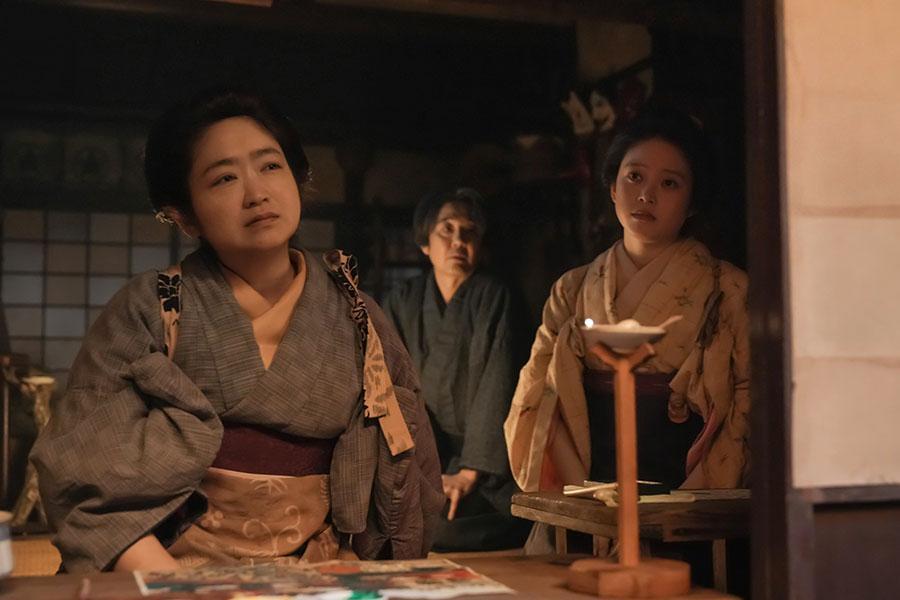 　『ばけばけ』第１６回より。斜め上を見ながら思案する母・フミ（写真左、池脇千鶴）とトキ（写真右、高石あかり）©ＮＨＫ