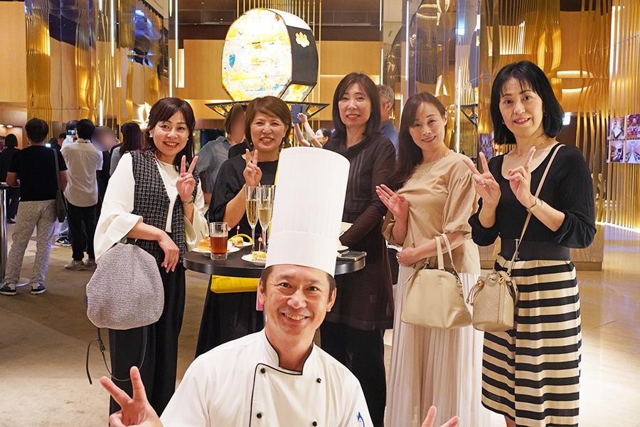 　「ＡＮＡクラウンプラザホテル大阪」閉館セレモニーに訪れた、１９９３年に入社した元スタッフたちと、調理長・下森シェフ（１０月１６日／Ｌｍａｇａ.ｊｐ撮影）