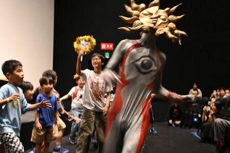 子ども達にも大人気のタローマン、さすが子ども相手にも動きが早い（9月20日／１０９シネマズ 大阪エキスポシティLmaga.jp撮影）