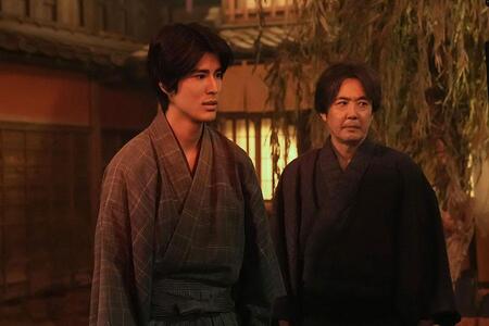 『ばけばけ』第１６回より。遊郭で客引きの仕事をするトキの夫・銀二郎（写真左、寛一郎）と、気まずそうな父・司之介（写真右、岡部たかし）（Ｃ）ＮＨＫ