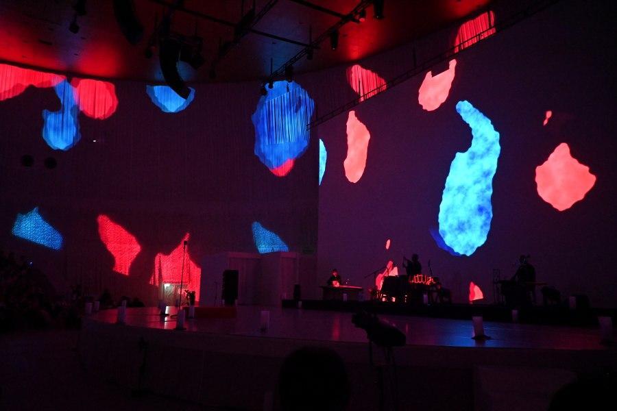 シャインハットでのプロジェクションマッピングのカラーも赤と青の万博仕様（９月９日／大阪・関西万博）