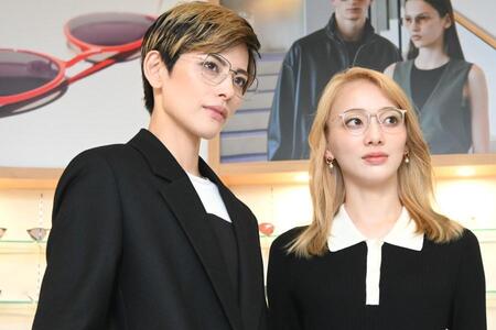 　店内ではそれぞれが選んだフレームの眼鏡を着用してのフォトセッションも（１０月２０日／ＳｅｅＰ ＥＹＥＶＡＮ ＴＡＫＡＲＡＺＵＫＡ Ｌｍａｇａ.ｊｐ撮影 ）