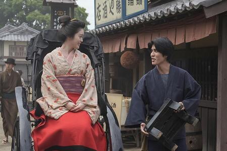 　『ばけばけ』第１９回より。トキ（高石あかり）を人力車に乗せてデートを楽しんだ夫・銀二郎（寛一郎）　©ＮＨＫ