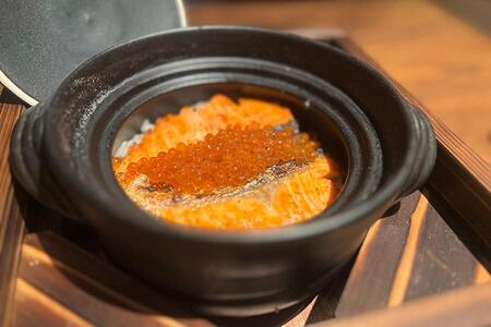 　老舗米屋「八代目儀兵衛」の新店舗で提供、土鍋ごはん「炭火香るふっくら焼き鮭ときらめくイクラ」３６００円