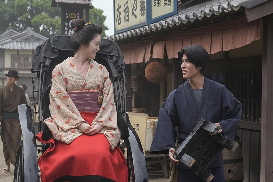 　『ばけばけ』第１９回より。トキ（高石あかり）を人力車に乗せてデートを楽しんだ夫・銀二郎（寛一郎）　©ＮＨＫ