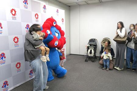 　「堂島アバンザ」で実施されたミャクミャク撮影会の様子（１０月２４日／大阪市北区）