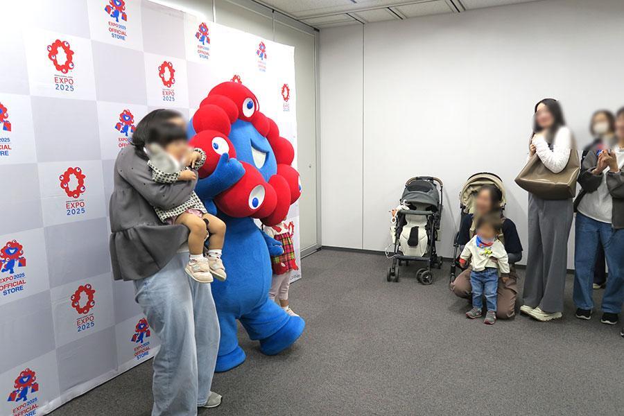 　「堂島アバンザ」で実施されたミャクミャク撮影会の様子（１０月２４日／大阪市北区）