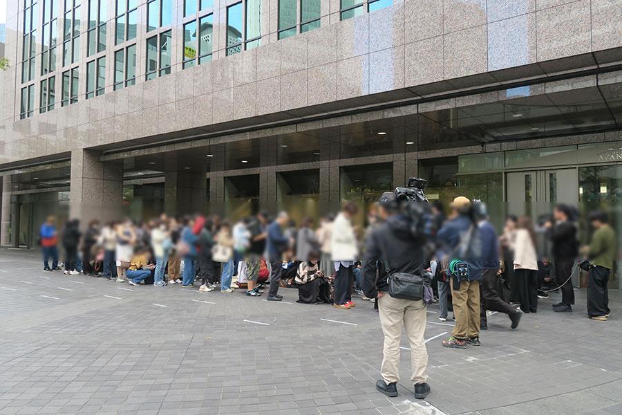 　「万博オフィシャルストア ジュンク堂書店堂島アバンザ店」のオープンを待つ人々。１０月２４日・８時３０分の様子（大阪市北区）