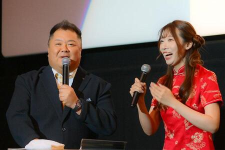 　左からＭＣのブラックマヨネーズ・小杉竜一、いぜん（１０月２４日・大阪市内）