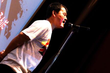 　戸村さんが前回の塚口ネブワースで挨拶する様子。手はもちろん後ろに…！(写真提供：関西キネマ倶楽部)