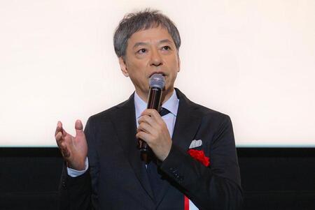 　開幕式に登壇した板尾創路（１０月２４日・大阪市内）