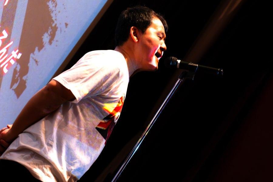 　戸村さんが前回の塚口ネブワースで挨拶する様子。手はもちろん後ろに…！(写真提供：関西キネマ倶楽部)