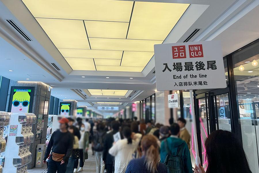 　「ＬＩＮＫＳ ＵＭＥＤＡ」の１階・２階にオープンした「ＵＭＥＤＡ ＵＮＩＱＬＯ」、オープン前に行列が（１０月２４日 Ｌｍａｇａ.ｊｐ撮影）
