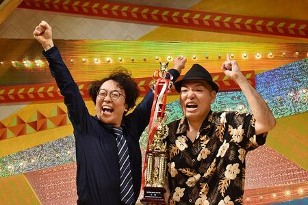 　『令和７年度ＮＨＫ新人お笑い大賞』で優勝したマイスイートメモリーズ（左からトランスフォーム福田、花谷豊）