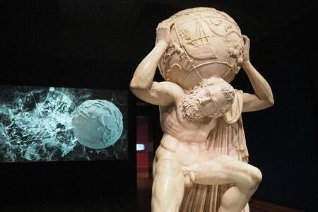 　『大阪・関西万博』イタリア館で話題となった『ファルネーゼのアトラス』（ Ｌｍａｇａ.ｊｐ撮影）