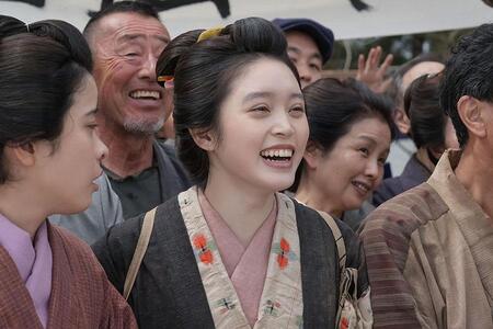 『ばけばけ』第21回より。外国人を見に船着場を訪れたトキ（��石あかり）（C）NHK