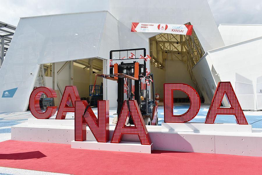 　サインはカナダ館のフォトスポットとしても活躍、移設先の名取市にちなみ「ＮＡ」が一番先に搬送された(１０月２７日 Ｌｍａｇａ.ｊｐ撮影）