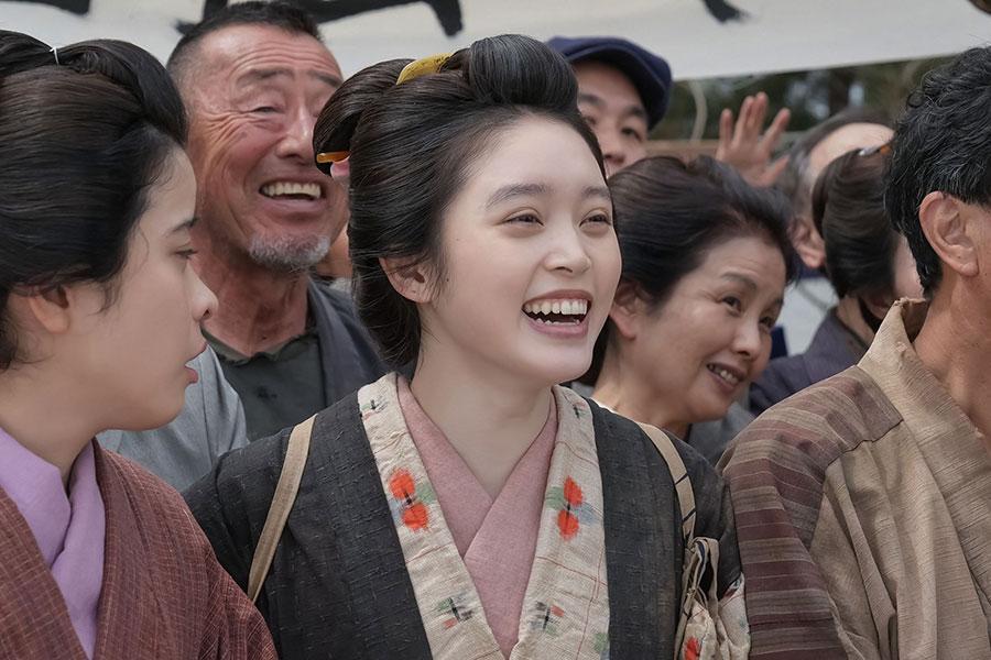 『ばけばけ』第21回より。外国人を見に船着場を訪れたトキ（��石あかり）（C）NHK