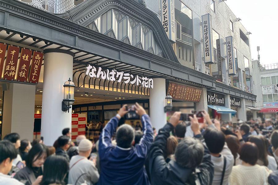 　たくさんの人であふれる「なんばグランド花月」前（１０月２８日 Ｌｍａｇａ．ｊｐ撮影）