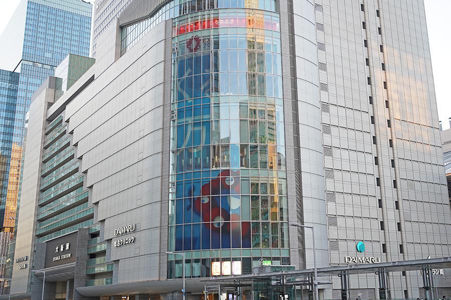 　１０月１４日から撤去作業が順次進む、百貨店「大丸梅田店」（大阪市北区）に掲出の「くるぞ、万博。」の広告（１０月２３日１７時／Ｌｍａｇａ．ｊｐ撮影）