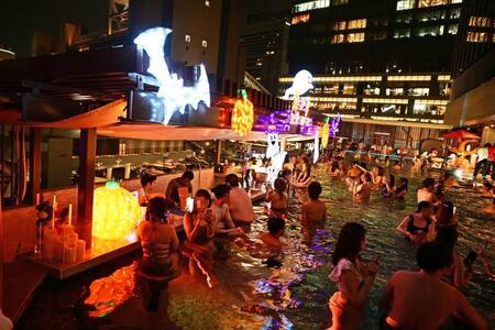 　多くの来場者でにぎわう「うめきた温泉 蓮」のハロウィンパーティー（９月２０日撮影）